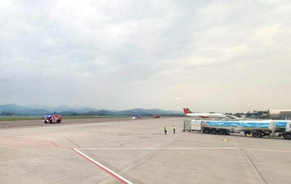 Muore risucchiato da motore di un aereo a Bergamo tragedia in pista a Orio al Serio Muore risucchiato da motore di un aereo a Bergamo tragedia in pista a Orio al Serio