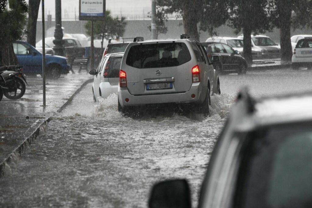 Nubifragio in Campania bomba dacqua a Bacoli e strade allagate a Napoli Nubifragio in Campania bomba dacqua a Bacoli e strade allagate a Napoli
