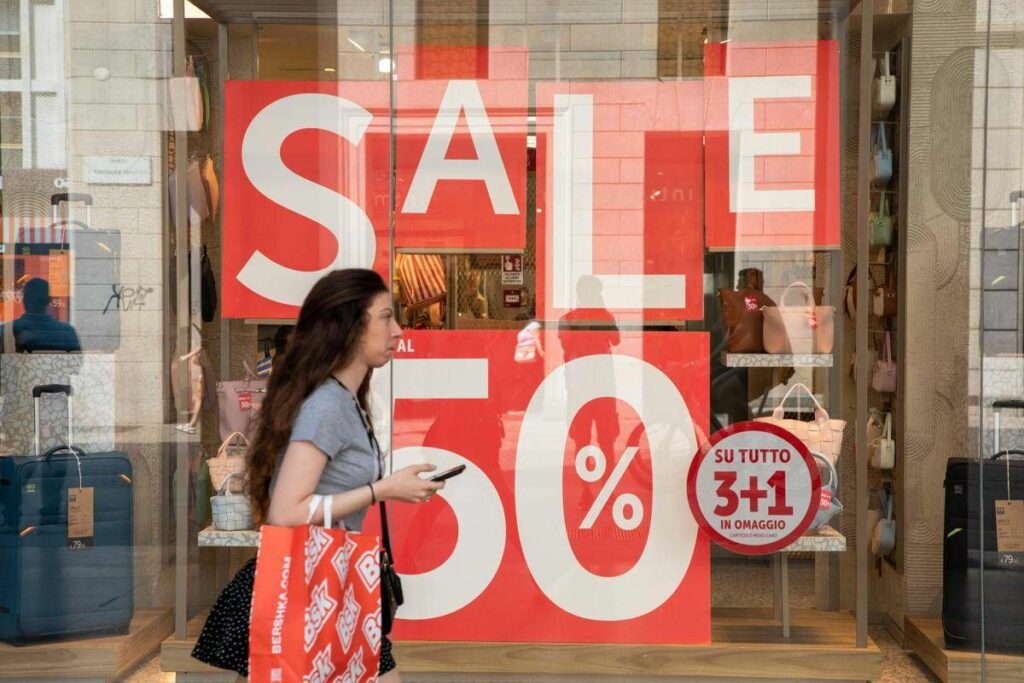 Oggi partono i saldi estivi 2025 sconti piu alti rispetto allanno scorso Oggi partono i saldi estivi 2025 sconti piu alti rispetto allanno scorso