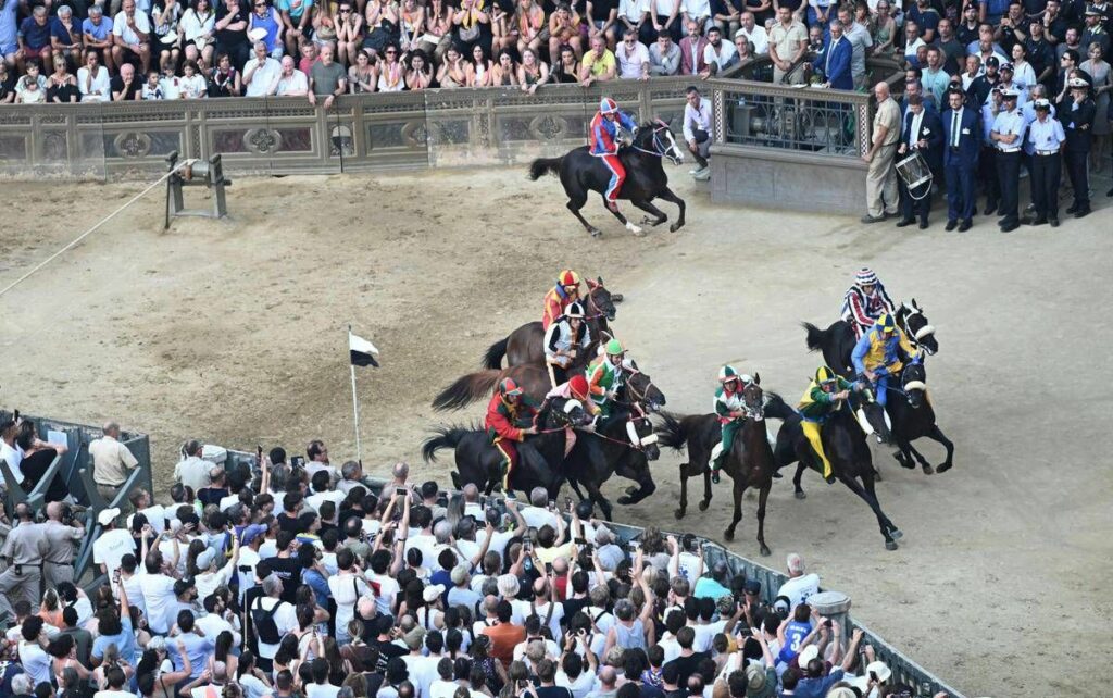 Palio di Siena rinviato a oggi 3 luglio 10 contrade al via dove e quando vederlo in tv Palio di Siena rinviato a oggi 3 luglio 10 contrade al via dove e quando vederlo in tv
