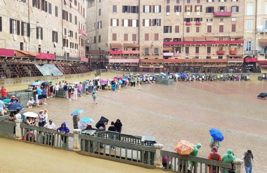 Palio di Siena salta per maltempo la corsa e rinviata a domani Palio di Siena salta per maltempo la corsa e rinviata a domani