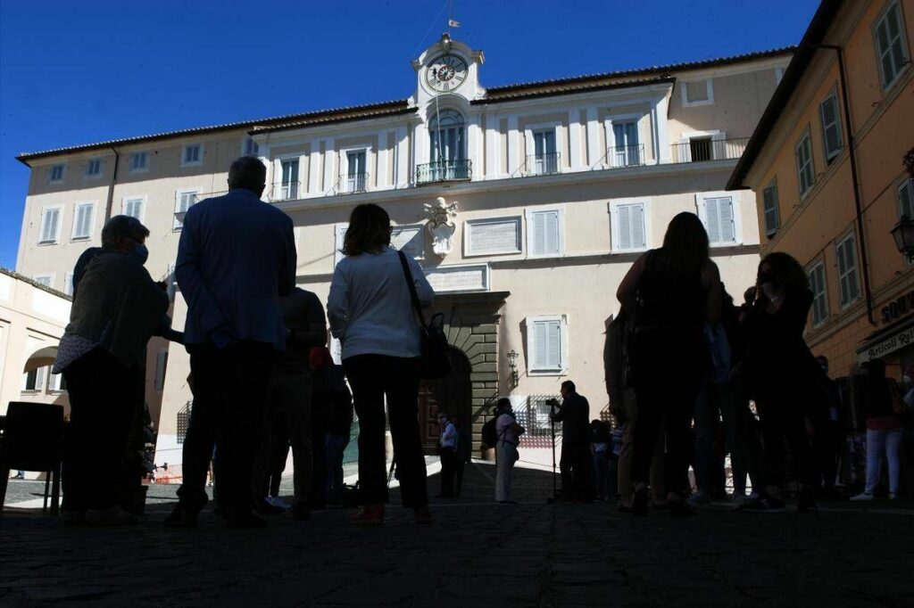 Papa a sorpresa a Castel Gandolfo la trasferta di Leone per esaminare lo stato dei lavori Papa a sorpresa a Castel Gandolfo la trasferta di Leone per esaminare lo stato dei lavori