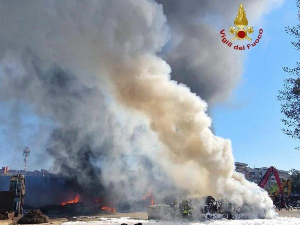 Paura a Roma esplode cisterna di gas feriti 8 poliziotti vigile del fuoco e operatore 118. Testimoni Sembrava una bomba Video Paura a Roma esplode cisterna di gas feriti 8 poliziotti vigile del fuoco e operatore 118. Testimoni Sembrava una bomba Video