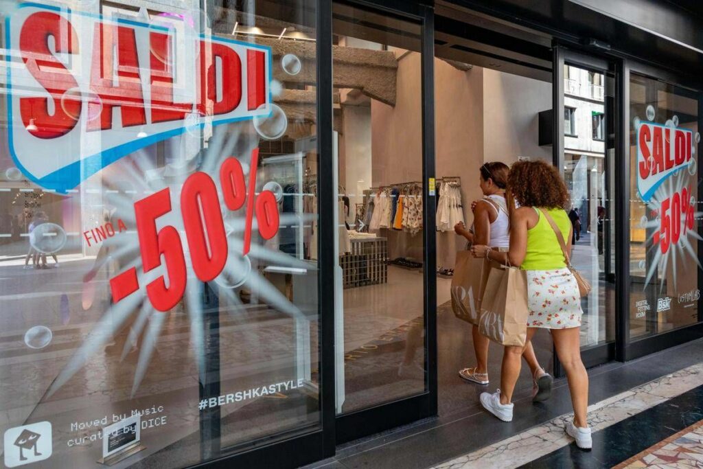 Saldi come i negozi spingono gli acquisti puntando al cervello e al cuore degli italiani Saldi come i negozi spingono gli acquisti puntando al cervello e al cuore degli italiani