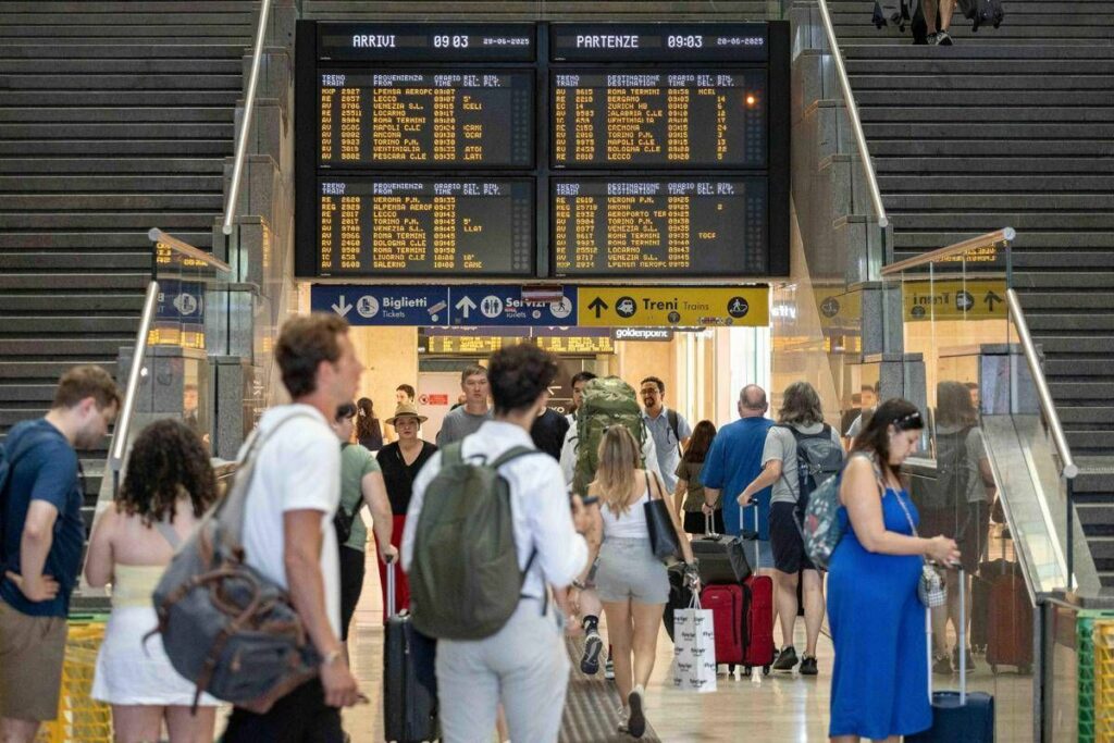 Sciopero anche oggi stop dei treni orari fasce garantite e rimborsi Sciopero anche oggi stop dei treni orari fasce garantite e rimborsi
