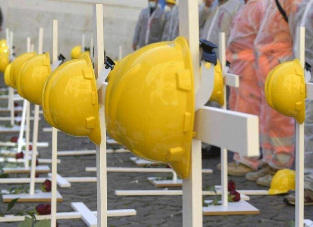Si rompe braccio elevatore operaio precipita e muore a Colleferro Si rompe braccio elevatore operaio precipita e muore a Colleferro