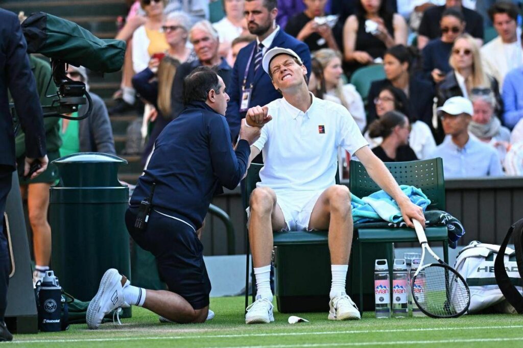 Sinner e linfortunio a Wimbledon gli esami e le condizioni Sinner e linfortunio a Wimbledon gli esami e le condizioni