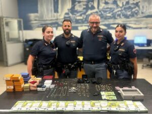Soldi falsi per comprare gioielli due truffatori incastrati dalla Polizia