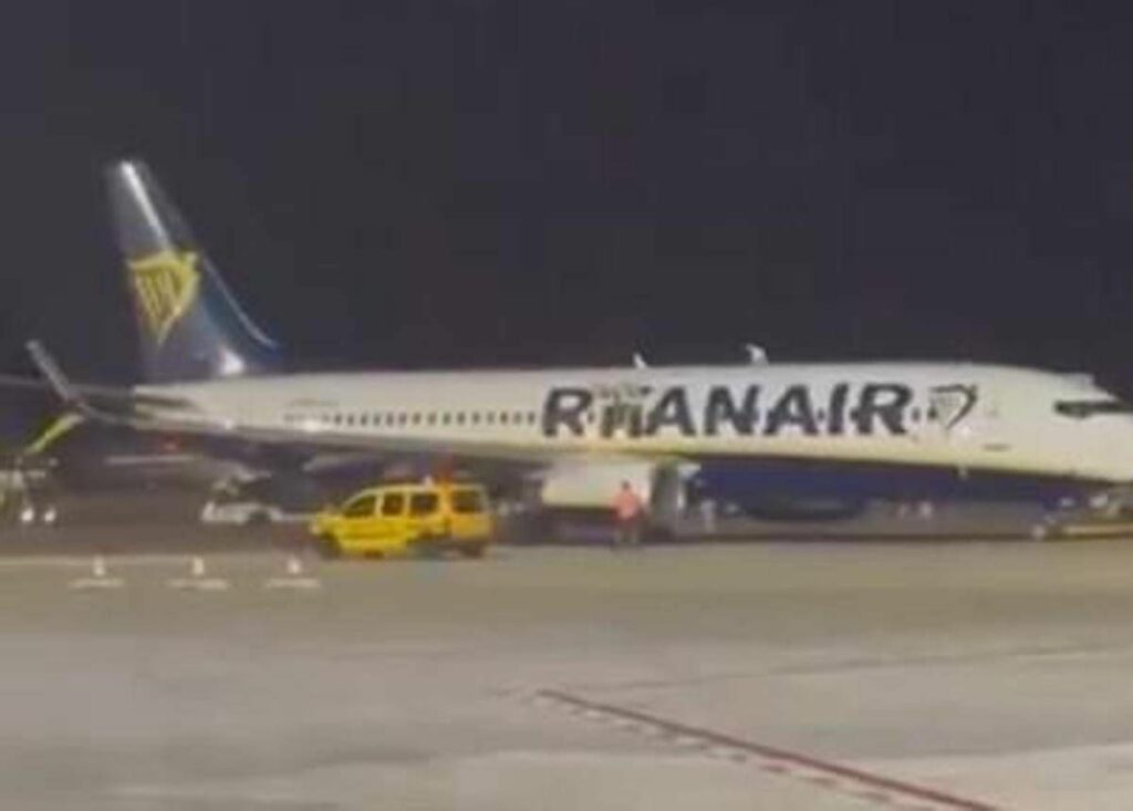 Spagna incendio su volo Ryanair a Maiorca 18 feriti lievi Spagna incendio su volo Ryanair a Maiorca 18 feriti lievi