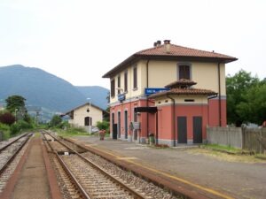 Stazione di Sale Marasino lato binari e scalo merci 20090712