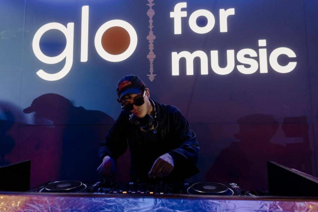 Tananai conquista Fregene esibizione live a sorpresa firmata glo for music Tananai conquista Fregene esibizione live a sorpresa firmata glo for music