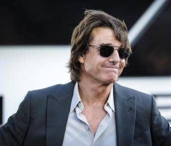 Tom Cruise e Ana de Armas insieme beccati mano nella mano Tom Cruise e Ana de Armas insieme beccati mano nella mano