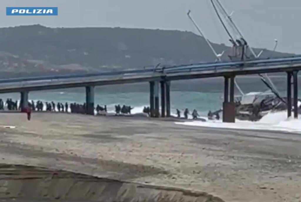 Traffico di migranti dalla Turchia a Reggio Calabria fermata rete 25 arresti Traffico di migranti dalla Turchia a Reggio Calabria fermata rete 25 arresti