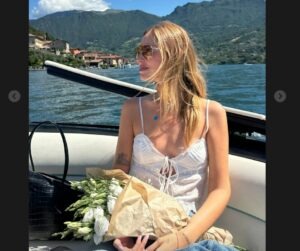 Chiara Ferragni torna sul Lago d’Iseo: fiori bianchi, barca e un dettaglio misterioso nelle sue storie!