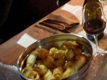 Aprono un ristorante in un cimitero in Svizzera tavoli nelle stanze delle urne funerarie