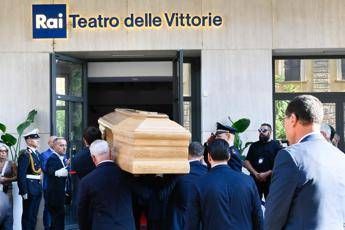 Baudo feretro al Teatro delle Vittorie per la camera ardente Baudo feretro al Teatro delle Vittorie per la camera ardente