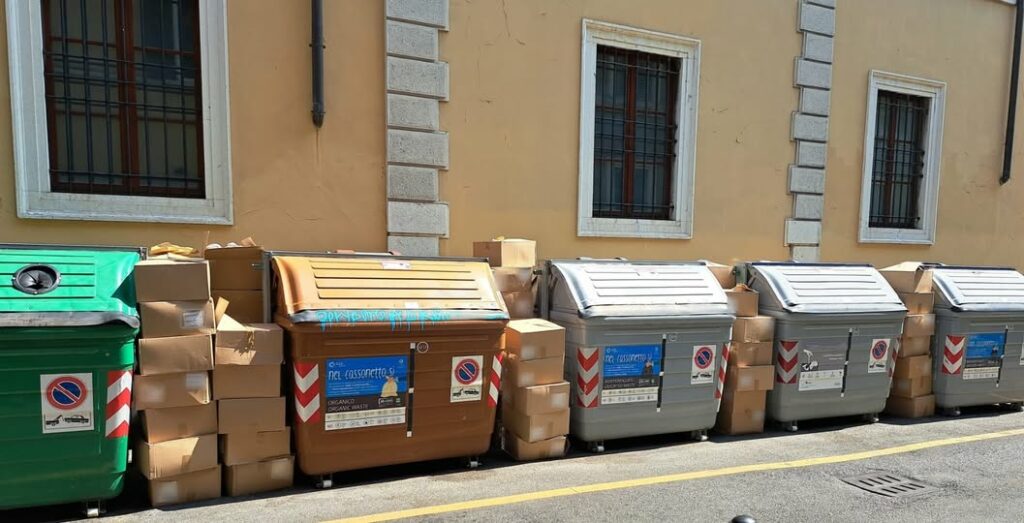 Brescia abbandonati 60 scatoloni di mascherine scadute in Contrada del Cavalletto