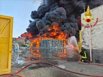 Catania vasto incendio nella zona industriale rischio esplosioni Catania vasto incendio nella zona industriale rischio esplosioni