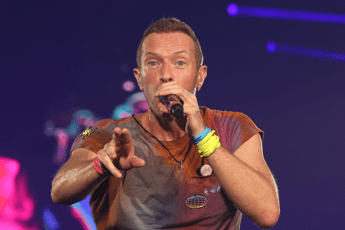 Chris Martin a sorpresa in un pub di provincia improvvisa concerto fan scatenati