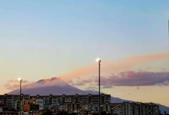 Etna colata di lava a 3000 metri voli regolari allaeroporto di Catania