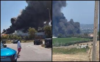 Fano incendio nella zona industriale. Enorme nube di fumo nero