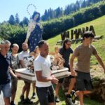 Festa a Valpiana di Gandino con la processione fra i pascoli