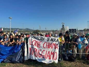 Giubileo giovani striscione a Tor Vergata Se Leone chiama noi ruggiamo