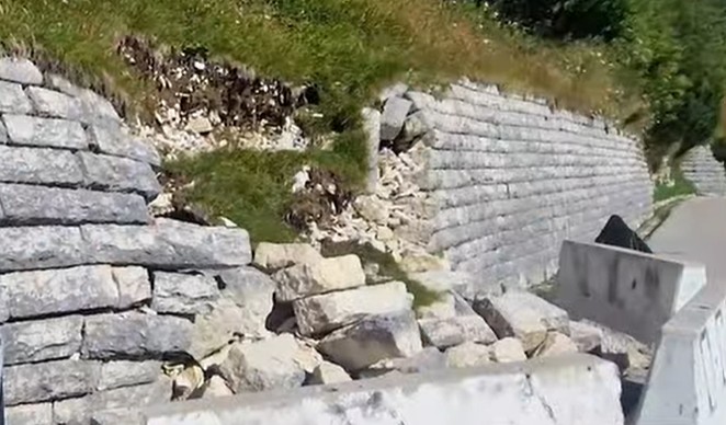 Il muro crollato a Cima Grappa Il muro crollato a Cima Grappa