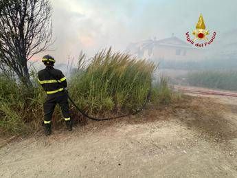 Incendio lungo linea ferroviaria a Grosseto stop treni ed evacuato un albergo Incendio lungo linea ferroviaria a Grosseto stop treni ed evacuato un albergo
