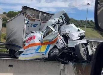 Incidente A1 chi sono le vittime dello schianto con il tir tra Arezzo e Valdarno