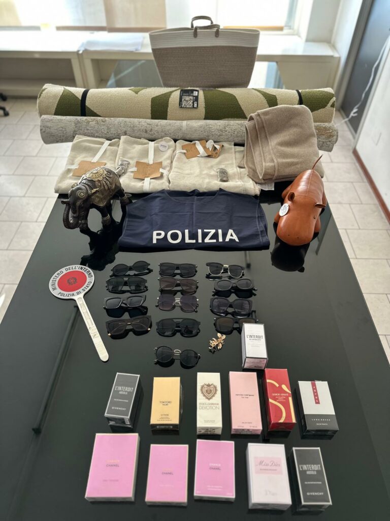 Ladri seriali colti in flagrante al centro commerciale scatta lespulsione e il foglio di via