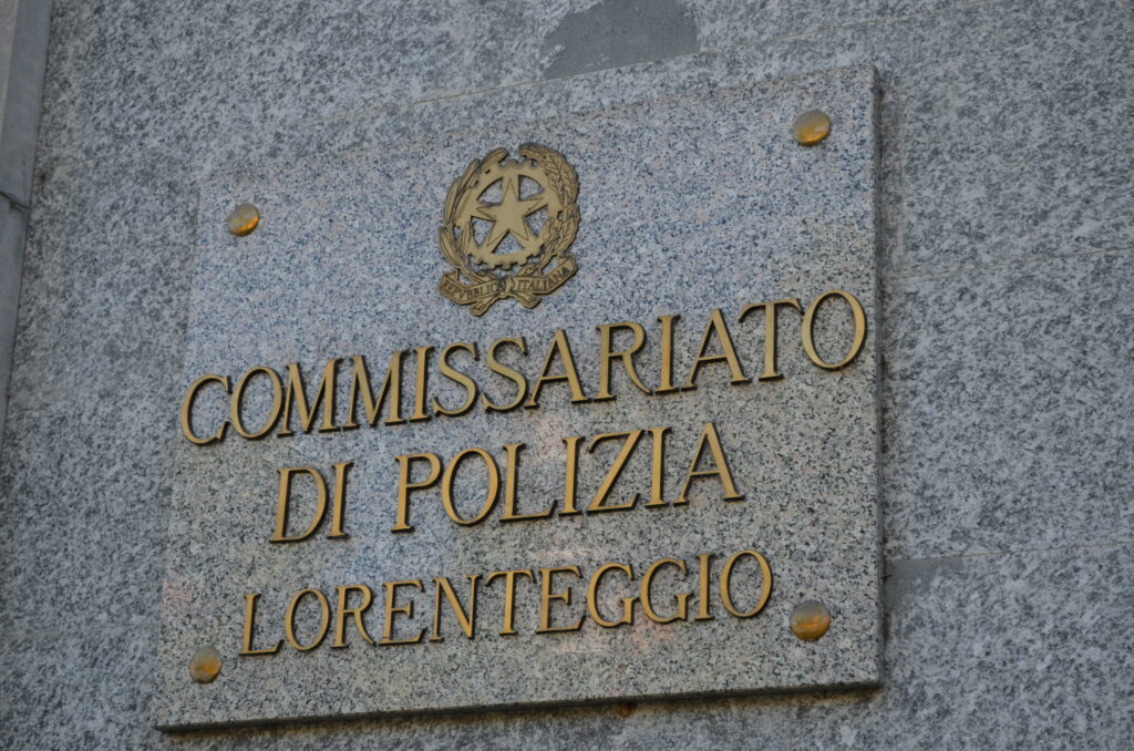 Milano tenta di rubare a bordo di unauto arrestato dalla Polizia di Stato Milano tenta di rubare a bordo di unauto arrestato dalla Polizia di Stato