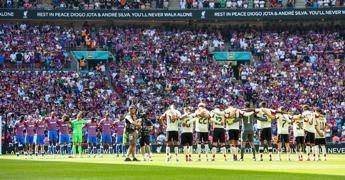 Minuto di silenzio per Diogo Jota tifosi del Crystal Palace fischiano