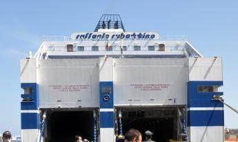 Napoli incendio su traghetto con 155 passeggeri fiamme domate