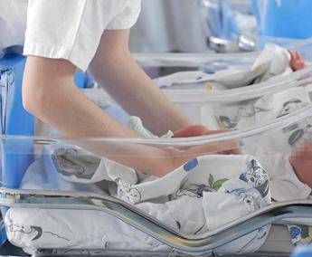 Neonati morti in ospedale a Bolzano batterio killer nel dispenser per lavare i biberon
