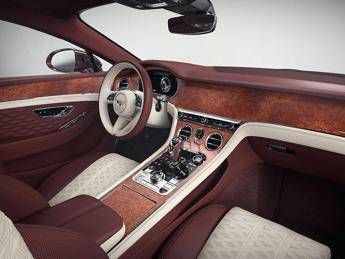 Nuove superfici materiali inediti e colori esclusivi per una Bentley su misura Nuove superfici materiali inediti e colori esclusivi per una Bentley su misura