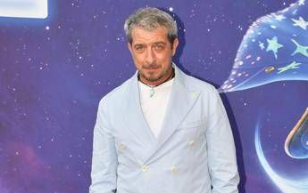 Paolo Ruffini in ritardo.e il volo lo aspetta video su TikTok scatena polemiche