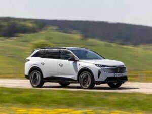 Peugeot E 5008 325 Dual Motor prestazioni elevate per il SUV 7 posti full electric
