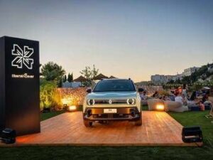 Renault celebra la liberta al Viva Festival con la R4 E Tech Electric