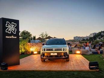 Renault celebra la liberta al Viva Festival con la R4 E Tech Electric Renault celebra la liberta al Viva Festival con la R4 E Tech Electric