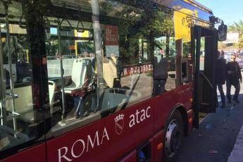 Roma autista lo richiama Non si fuma sul bus. Passeggero attacca con una sega