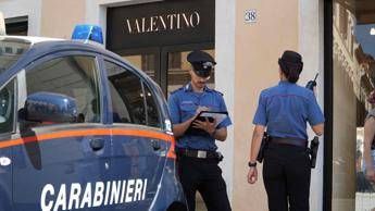 Roma furto nella boutique Valentino in pieno centro rubate 30 borse