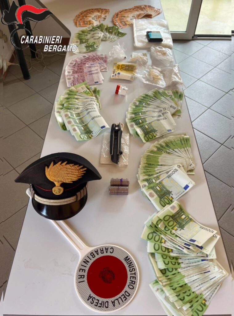 Sedrina blitz dei Carabinieri 67enne arrestato con oltre 220 grammi di cocaina e 36mila euro in contanti Sedrina blitz dei Carabinieri 67enne arrestato con oltre 220 grammi di cocaina e 36mila euro in contanti