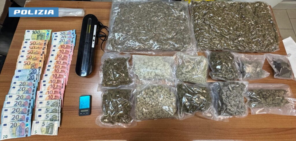 Senza documenti alla guida e con piu di 3 kg droga in casa la Polizia di Stato arresta 26enne Senza documenti alla guida e con piu di 3 kg droga in casa la Polizia di Stato arresta 26enne