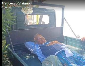 Stromboli si frattura il femore ma non ce ambulanza trasportato in motoape