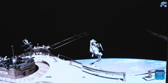Successo per gli astronauti di Shenzhou 20 completata la terza passeggiata spaziale